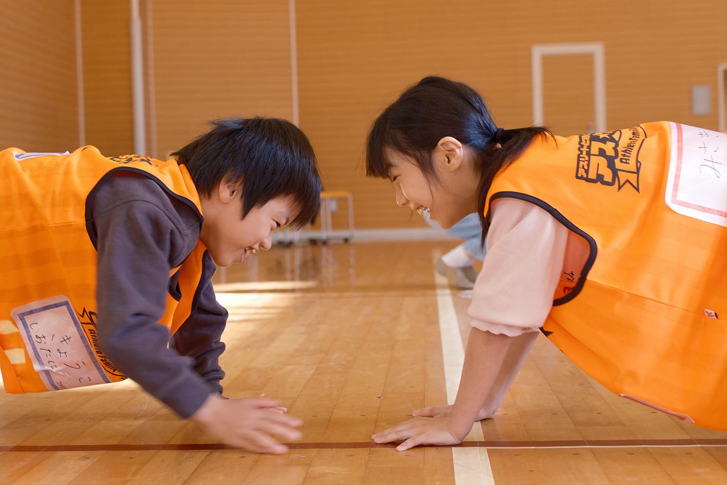 朝のストレッチ。手を叩き合うゲームで盛り上がる。