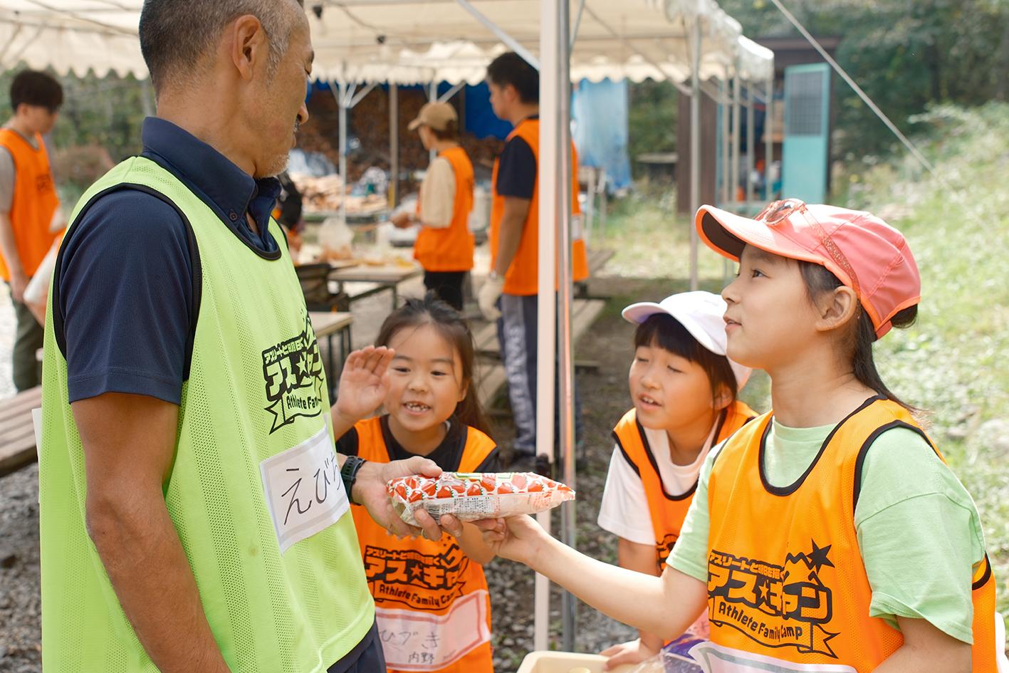 カレー作りの時間。とっても和やかなムード。