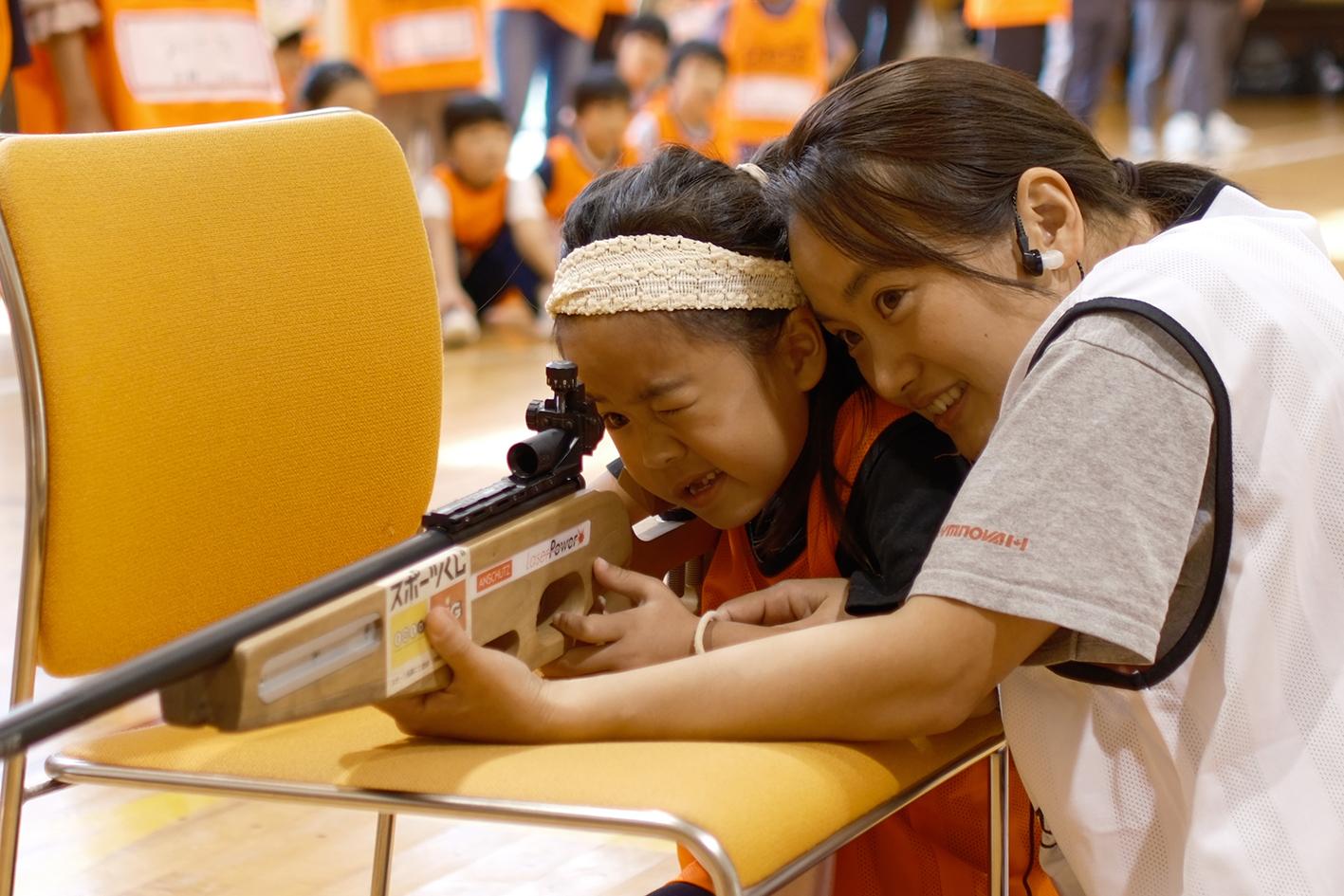バイアスロンのレーザー銃を体験。夢中。