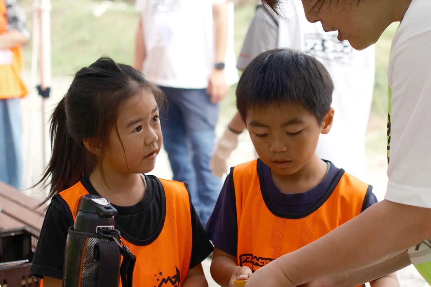 アスリートが子どもたちに指導しているシーン