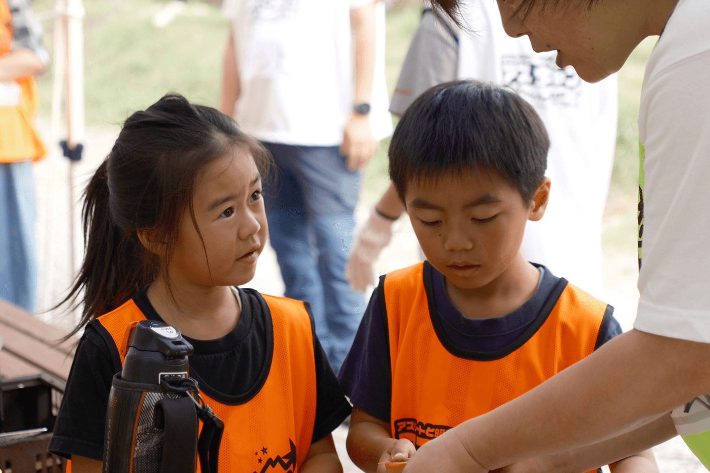 アスリートが子どもたちに指導しているシーン