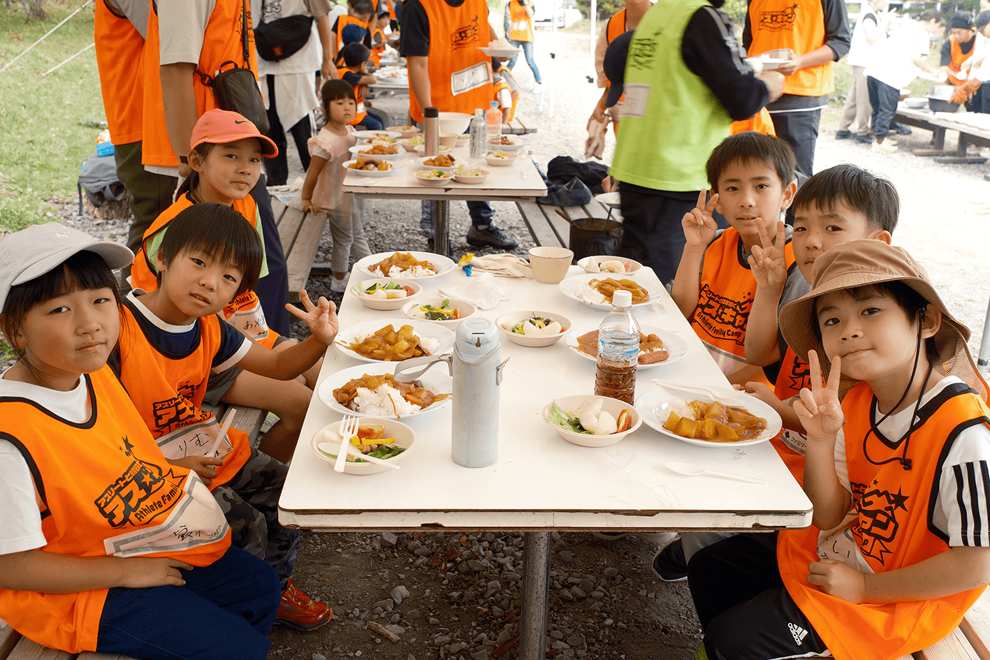 子どもたちが笑顔で活動する様子